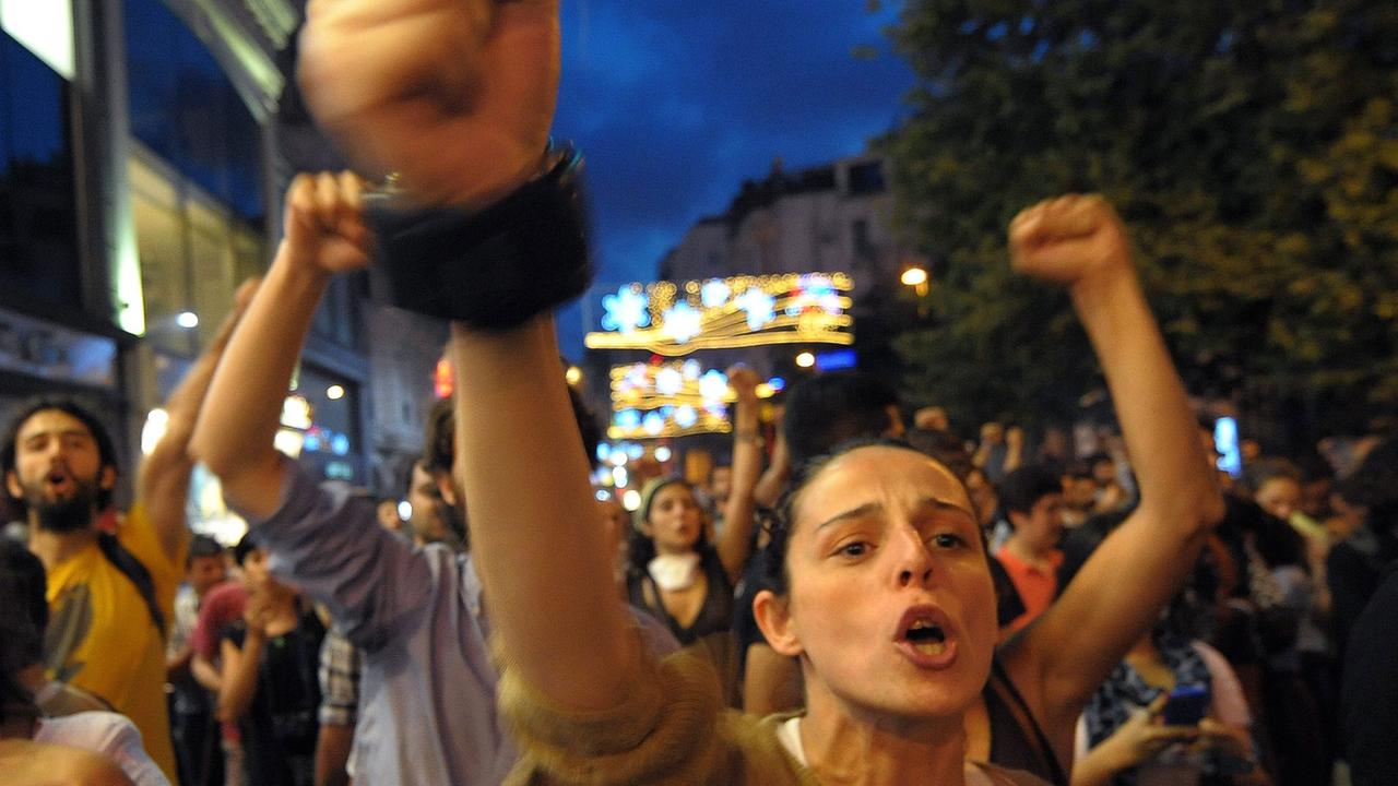 Türkische Bürger schreien Slogans am ersten Tag des Ramadan - die Gezi-Proteste gegen die türkische Regierung am 09 Juli 2013 in Istanbul Türkische Bürger schreien Slogans am ersten Tag des Ramadan - die Gezi-Proteste gegen die türkische Regierung am 09 Juli 2013 in Istanbul