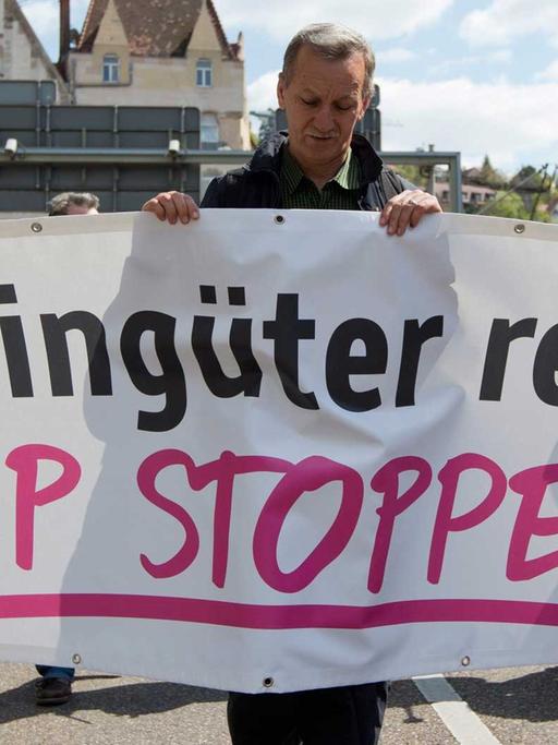 Stuttgarter Bürger demonstrieren gegen das Freihandelsabkommen TTIP (18.4.2015).