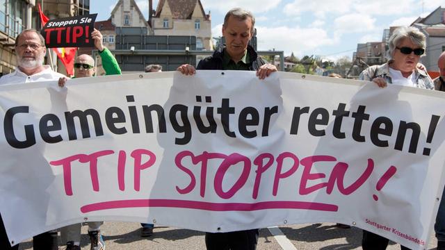 Stuttgarter Bürger demonstrieren gegen das Freihandelsabkommen TTIP (18.4.2015).