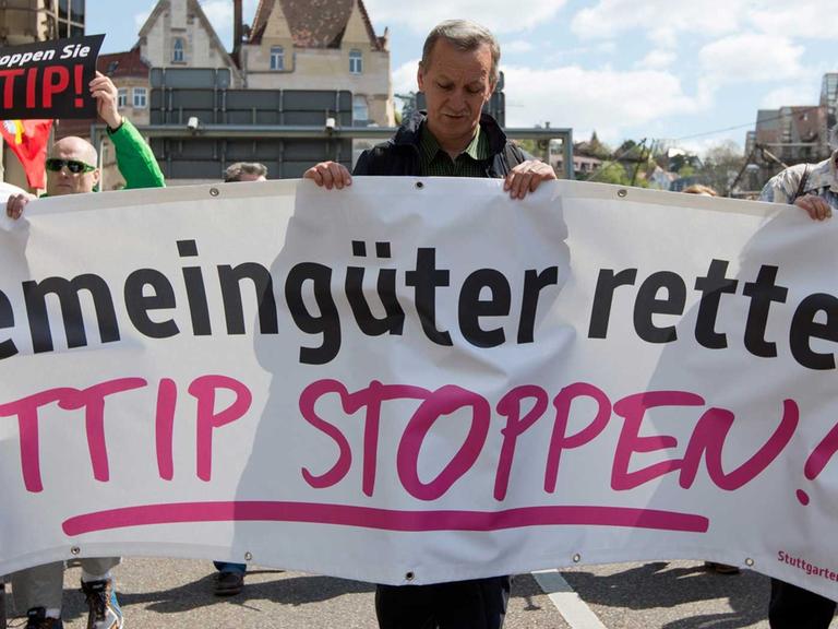 Stuttgarter Bürger demonstrieren gegen das Freihandelsabkommen TTIP (18.4.2015).