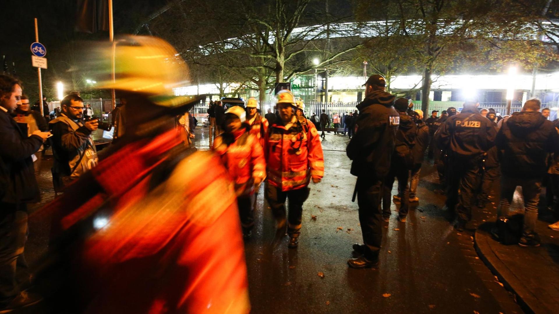 Das Stadion in Hannover wurde aus Sicherheitsgründen geräumt Das Stadion in Hannover wurde aus Sicherheitsgründen geräumt