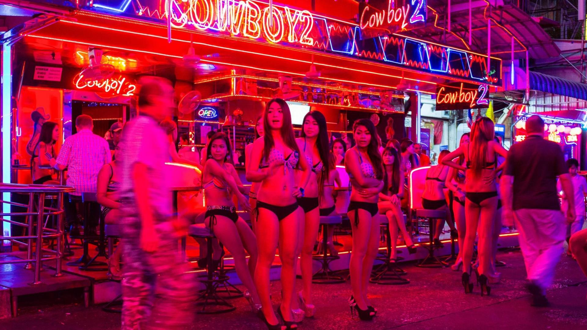 Prostituierte stehen dicht an dicht an einer Straße Prostituierte stehen dicht an dicht an einer Straße