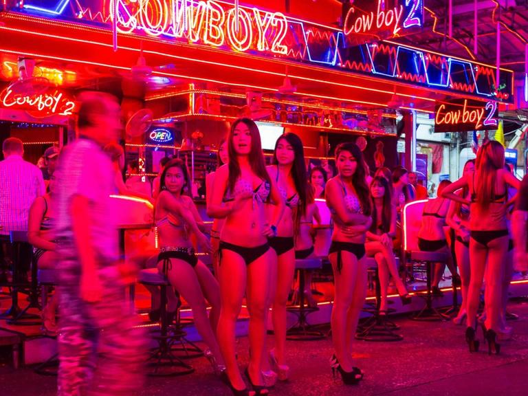 Prostituierte stehen dicht an dicht an einer Straße