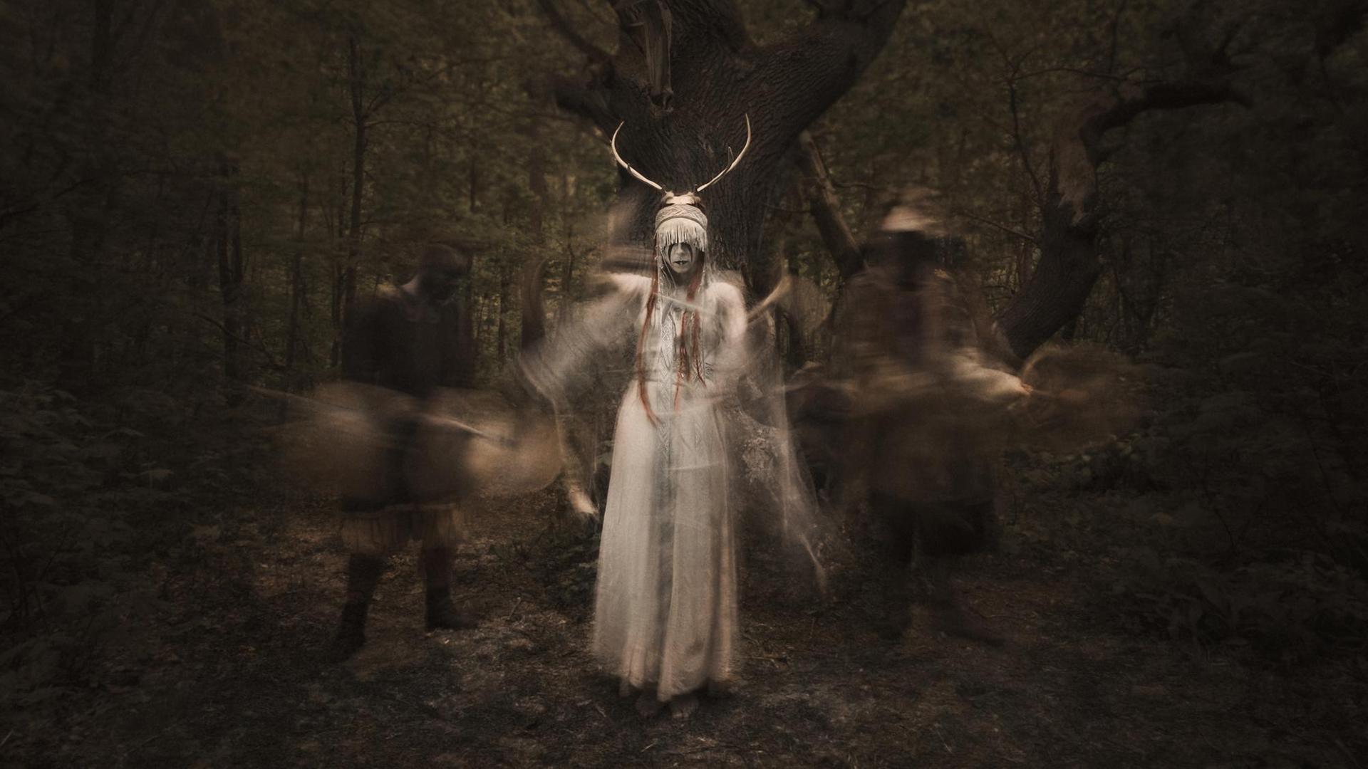 Die Band "Heilung" bei einem schamanistischen Ritual Die Band "Heilung" bei einem schamanistischen Ritual
