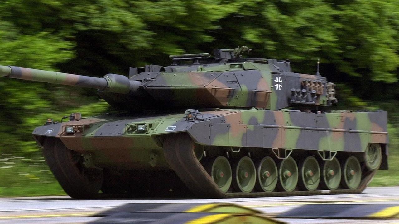 Ein Panzer KPz Leopard 2 A6 EX fährt am 15.7.2002 auf einer Teststrecke der Krauss-Maffei-Wegmann GmbH in München Ein Panzer KPz Leopard 2 A6 EX fährt am 15.7.2002 auf einer Teststrecke der Krauss-Maffei-Wegmann GmbH in München