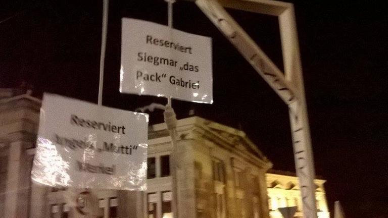 "Pegida" in Dresden: Symbolischer Galgen für Merkel und Gabriel. "Pegida" in Dresden: Symbolischer Galgen für Merkel und Gabriel.