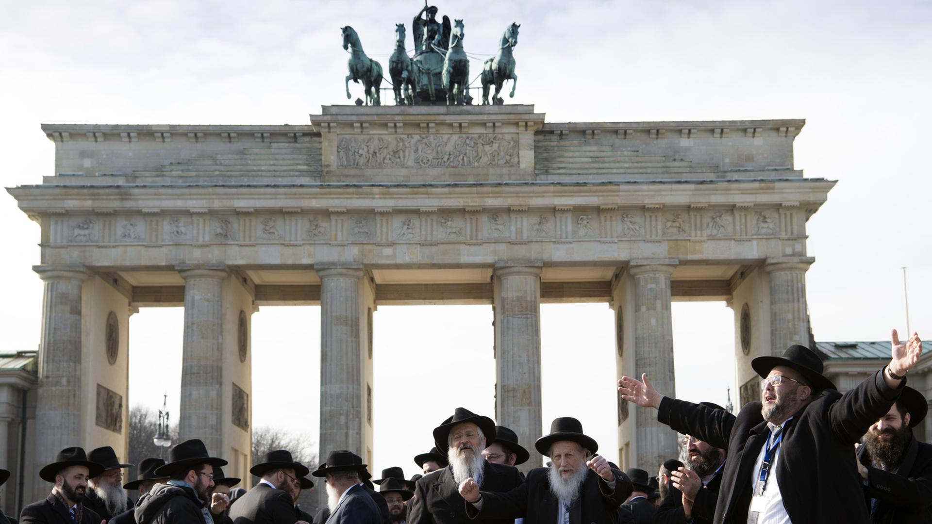 150 Rabbiner aus Europa sind Anfang März zur Rabbinerkonferenz des Rabbinical Center of Europe nach Berlin gekommen; Aufahme vom 1. März 2016 vor dem Brandenburger Tor 150 Rabbiner aus Europa sind Anfang März zur Rabbinerkonferenz des Rabbinical Center of Europe nach Berlin gekommen; Aufahme vom 1. März 2016 vor dem Brandenburger Tor