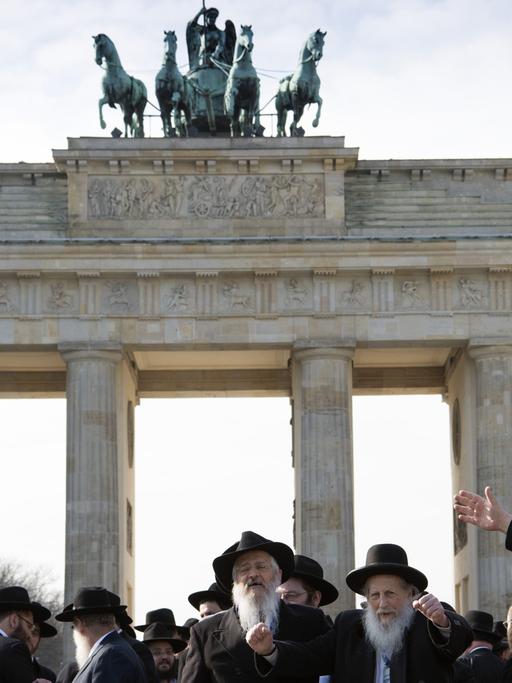 150 Rabbiner aus Europa sind Anfang März zur Rabbinerkonferenz des Rabbinical Center of Europe nach Berlin gekommen; Aufahme vom 1. März 2016 vor dem Brandenburger Tor