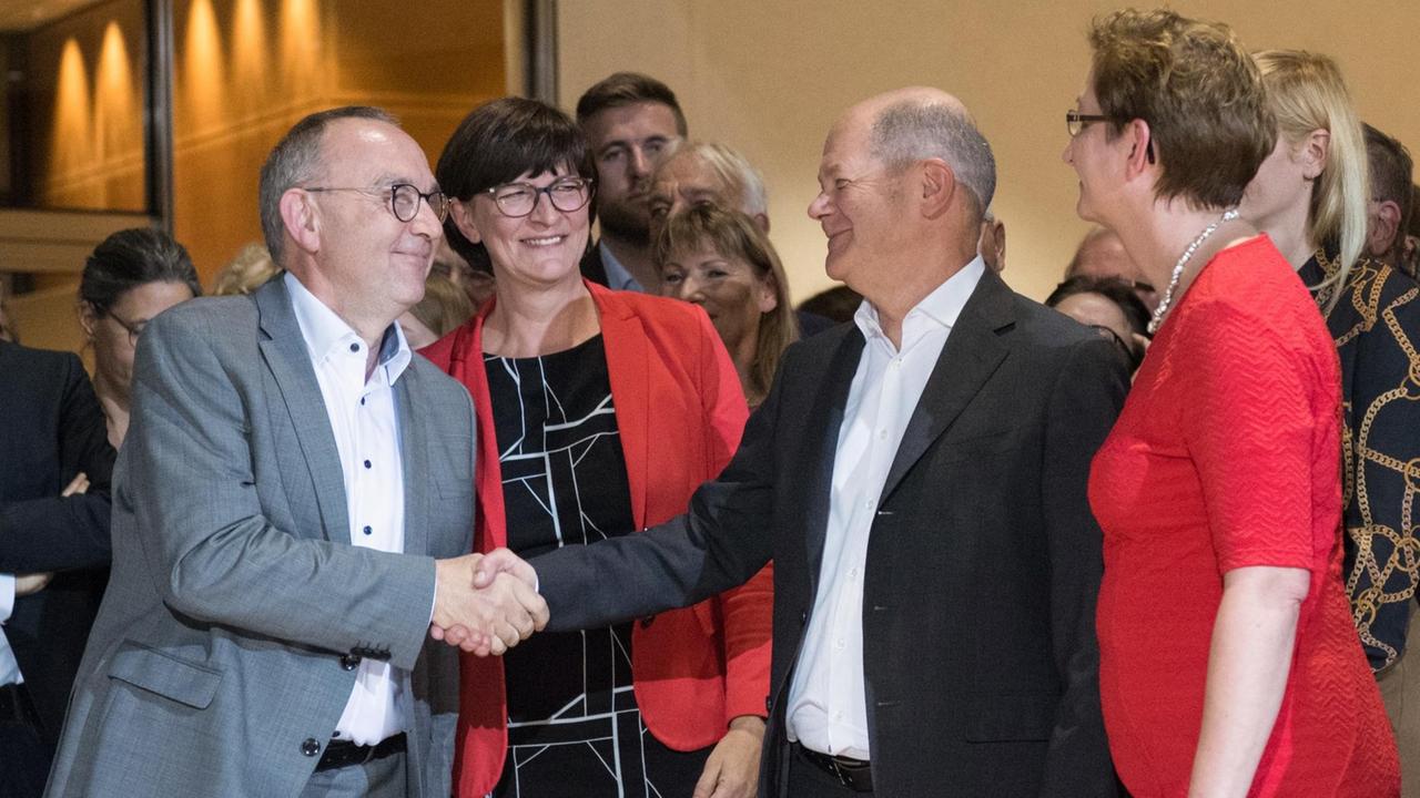 Die Kandidatenpaare Norbert Walter-Borjans (l) und Saskia Esken (2.v.l) sowie Olaf Scholz 2.v.r.) und Klara Geywitz (r) gratulieren einander zum Einzug in die Stichwahl während der Bekanntgabe des Ergebnisses des Mitgliedervotums zum Parteivorsitz der SPD im Willy-Brandt-Haus. Die Kandidatenpaare Norbert Walter-Borjans (l) und Saskia Esken (2.v.l) sowie Olaf Scholz 2.v.r.) und Klara Geywitz (r) gratulieren einander zum Einzug in die Stichwahl während der Bekanntgabe des Ergebnisses des Mitgliedervotums zum Parteivorsitz der SPD im Willy-Brandt-Haus.