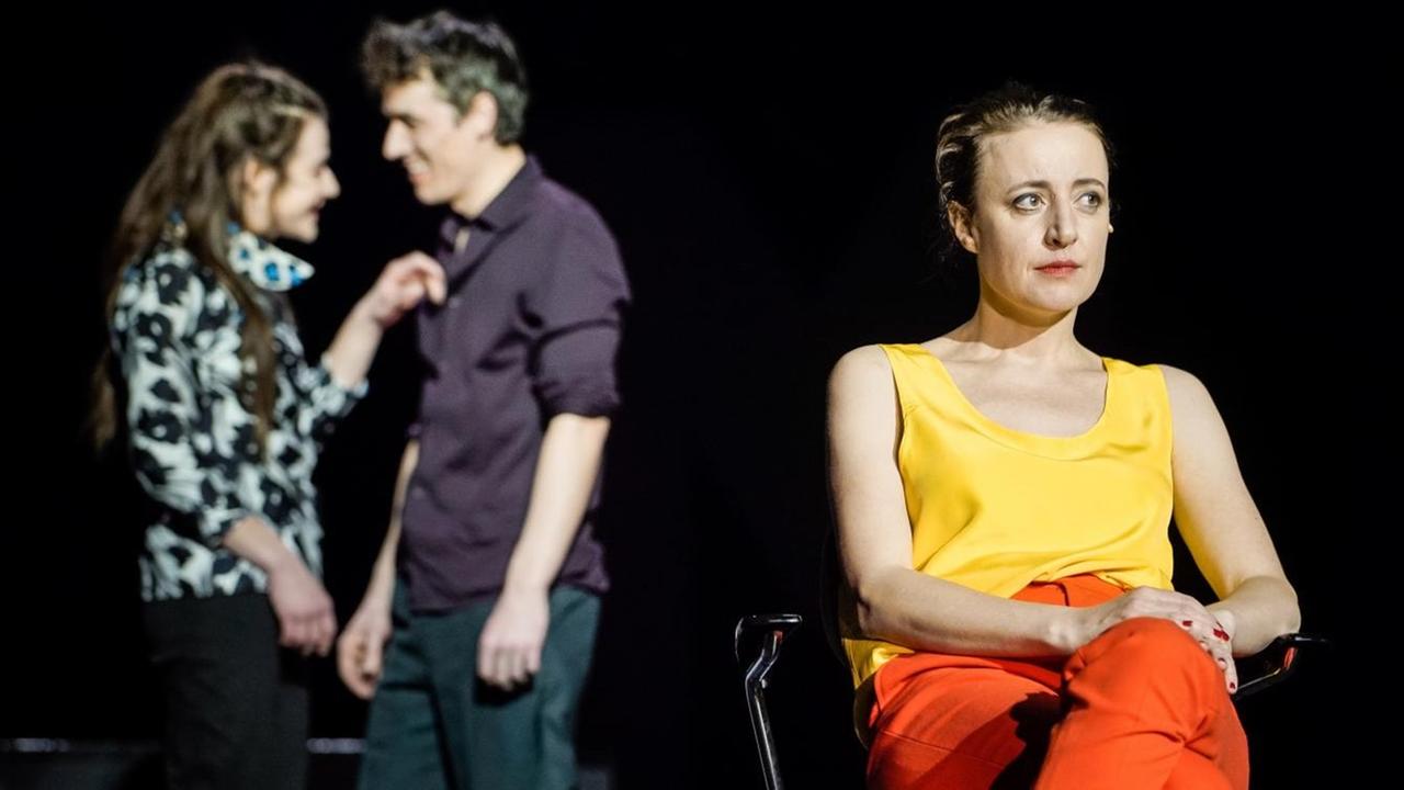 Eine Szene aus "Zeiten des Aufruhrs" nach dem Roman von Richard Yates am Deutschen Theater Berlin. Eine Szene aus "Zeiten des Aufruhrs" nach dem Roman von Richard Yates am Deutschen Theater Berlin.
