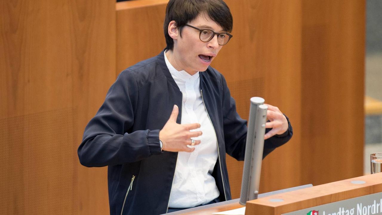 Josefine Paul (Bundnis 90/Grüne) am Rednerpult während der 27. Plenarsitzung im Landtag Nordrhein-Westfalen in Düsseldorf