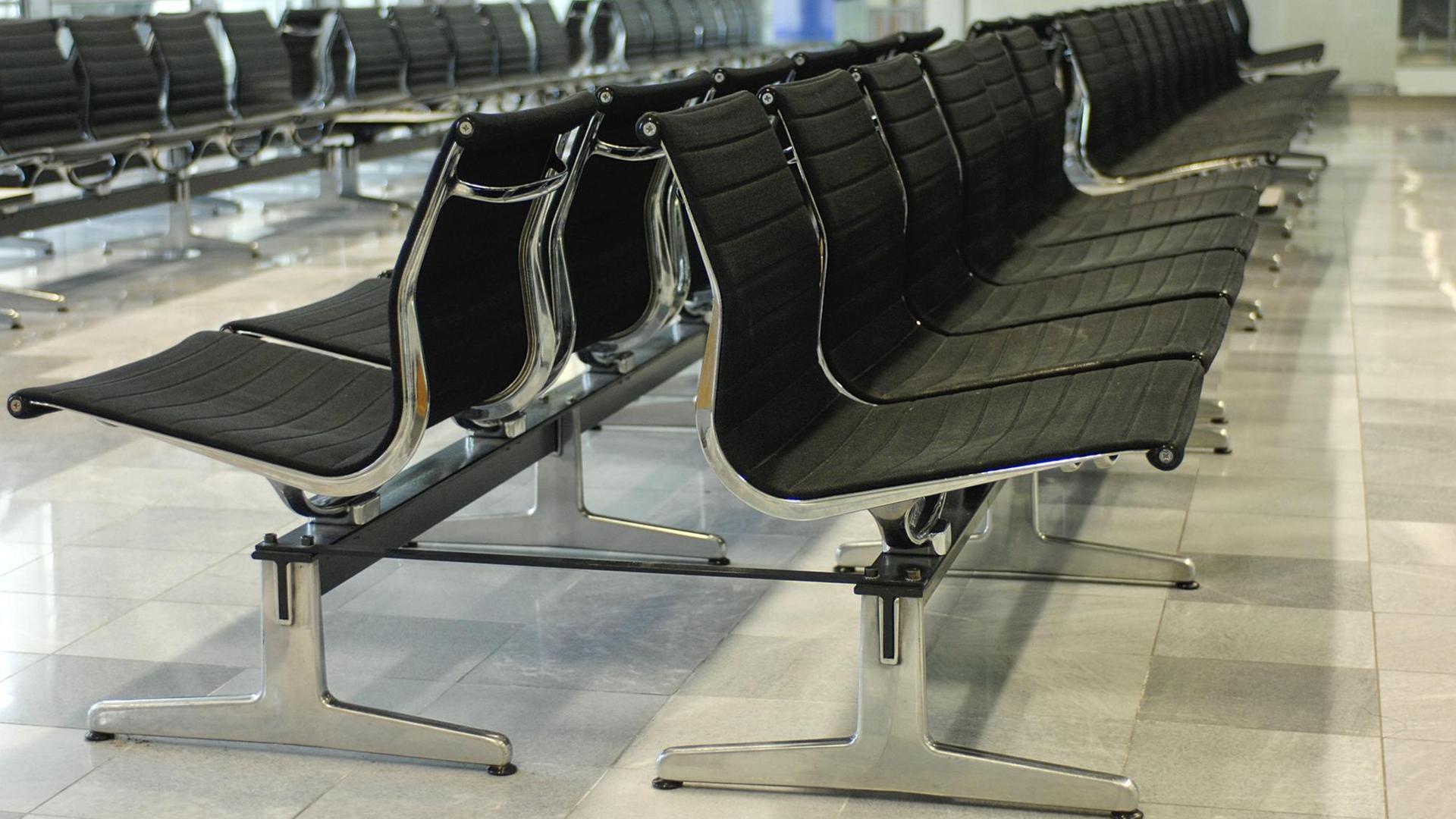 Waiting room at the airport, Wartesaal am Flughafen | Verwendung weltweit, Keine Weitergabe an Wiederverkäufer. Waiting room at the airport, Wartesaal am Flughafen | Verwendung weltweit, Keine Weitergabe an Wiederverkäufer.