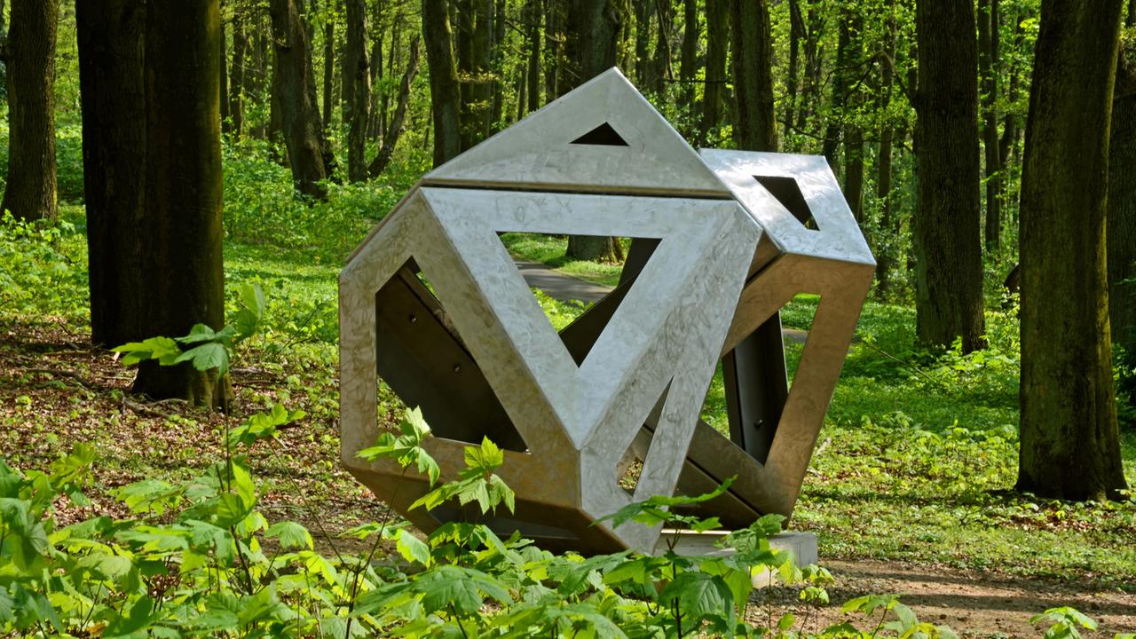 Die Edelstahl-Skulptur "Aramis 2007" des englischen Künstlers Richard Deacon steht im "Skulturenpark Waldfrieden " in Wuppertal Die Edelstahl-Skulptur "Aramis 2007" des englischen Künstlers Richard Deacon steht im "Skulturenpark Waldfrieden " in Wuppertal