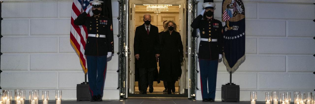 Washington: US-Präsident Joe Biden und seine Frau First Lady Jill Biden treten vor das Weiße Haus für eine Schweigeminute für die Opfer der Pandemie. 