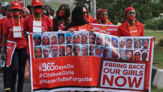 In Abuja, Nigeria, erinnern Demonstranten an die Entführung von 270 Schulmädchen in Chibok vor einem Jahr.