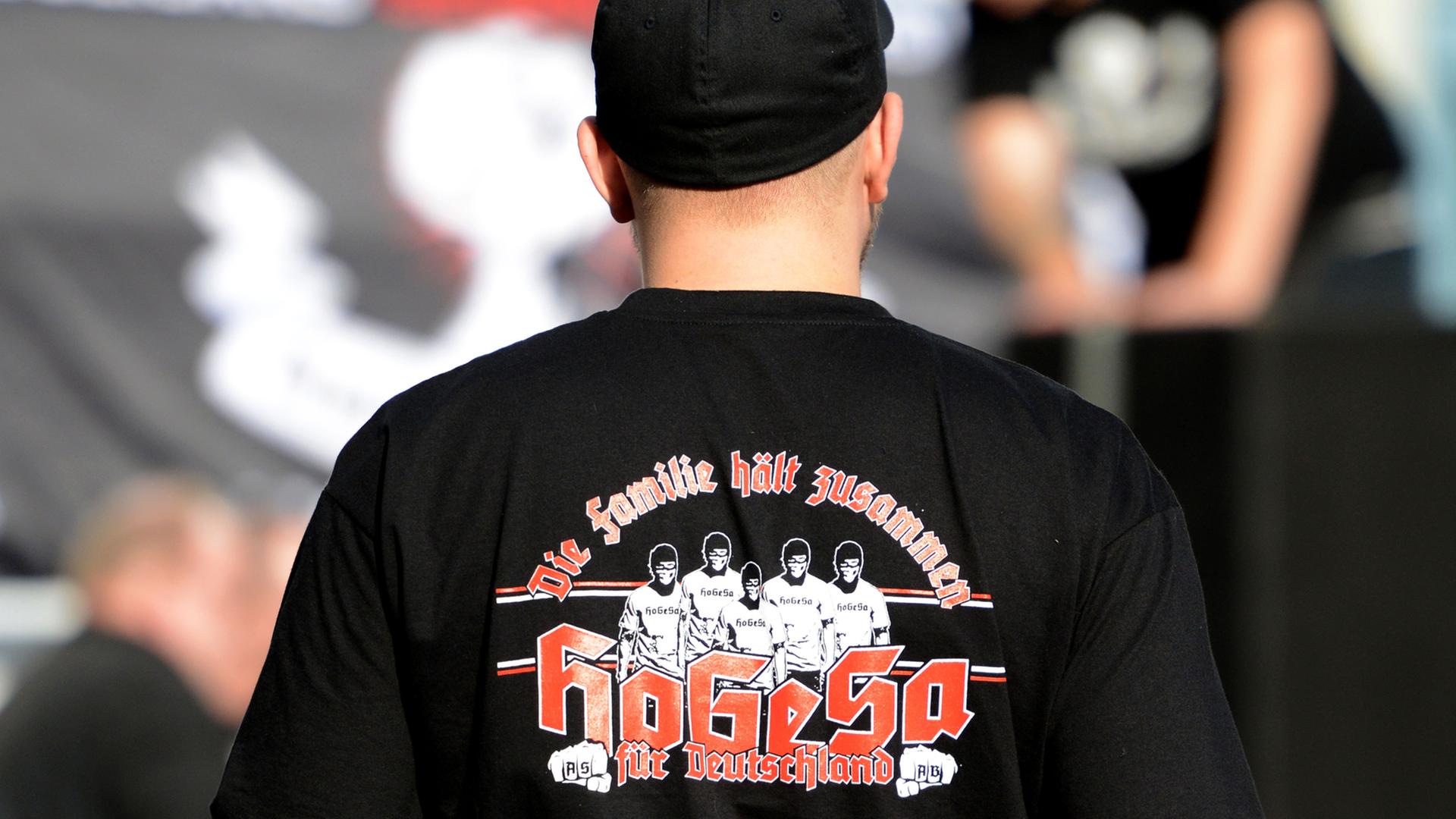 Ein Mitglied der Gruppe "Hooligans gegen Salafisten" bei einer Demonstration in Köln Ein Mitglied der Gruppe "Hooligans gegen Salafisten" bei einer Demonstration in Köln