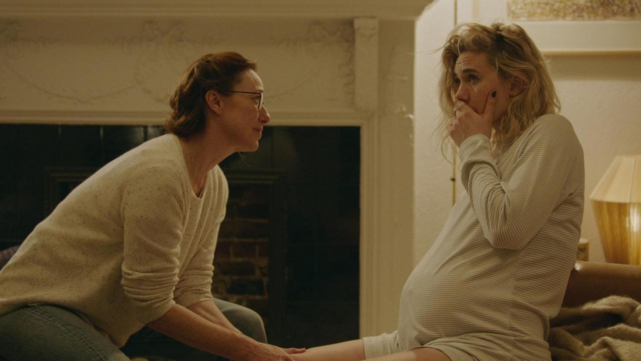 Szene aus dem Film "Pieces of A Woman". Eine schwangere Frau weint und wird von einer anderen Frau betreut. Szene aus dem Film "Pieces of A Woman". Eine schwangere Frau weint und wird von einer anderen Frau betreut.