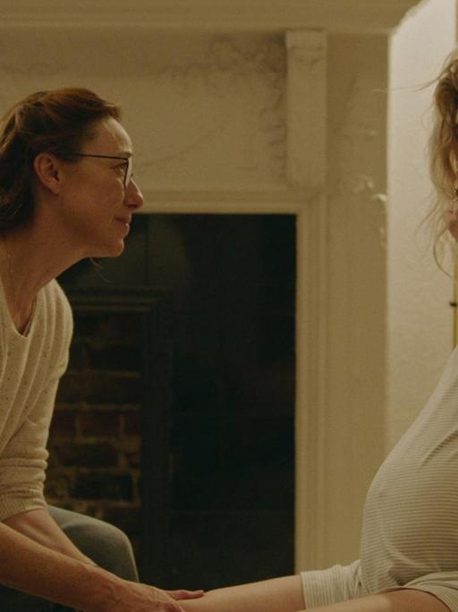 Szene aus dem Film "Pieces of A Woman". Eine schwangere Frau weint und wird von einer anderen Frau betreut.