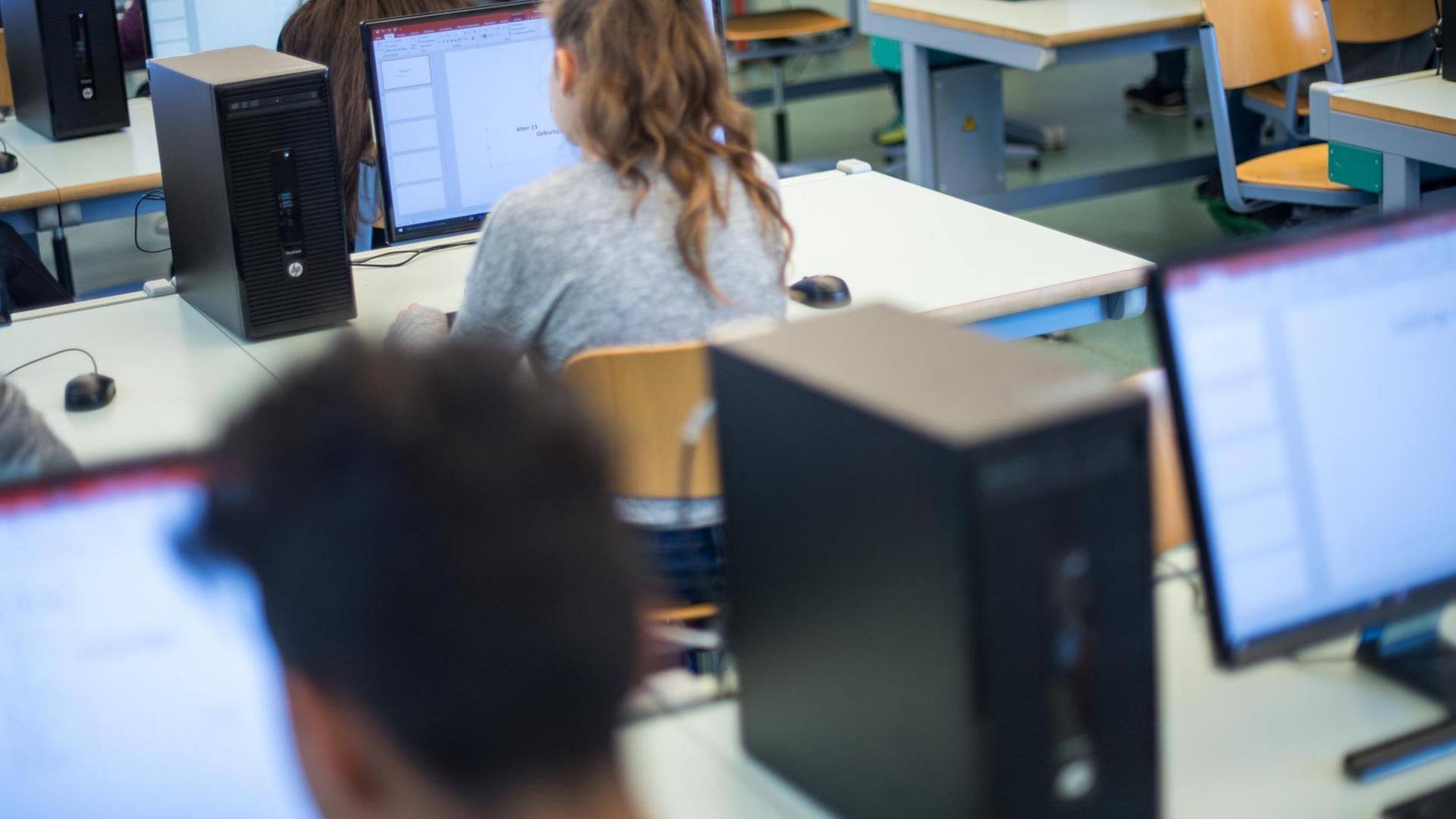 Informatikunterricht an einer Schule in Tübingen in Baden-Württemberg Informatikunterricht an einer Schule in Tübingen in Baden-Württemberg