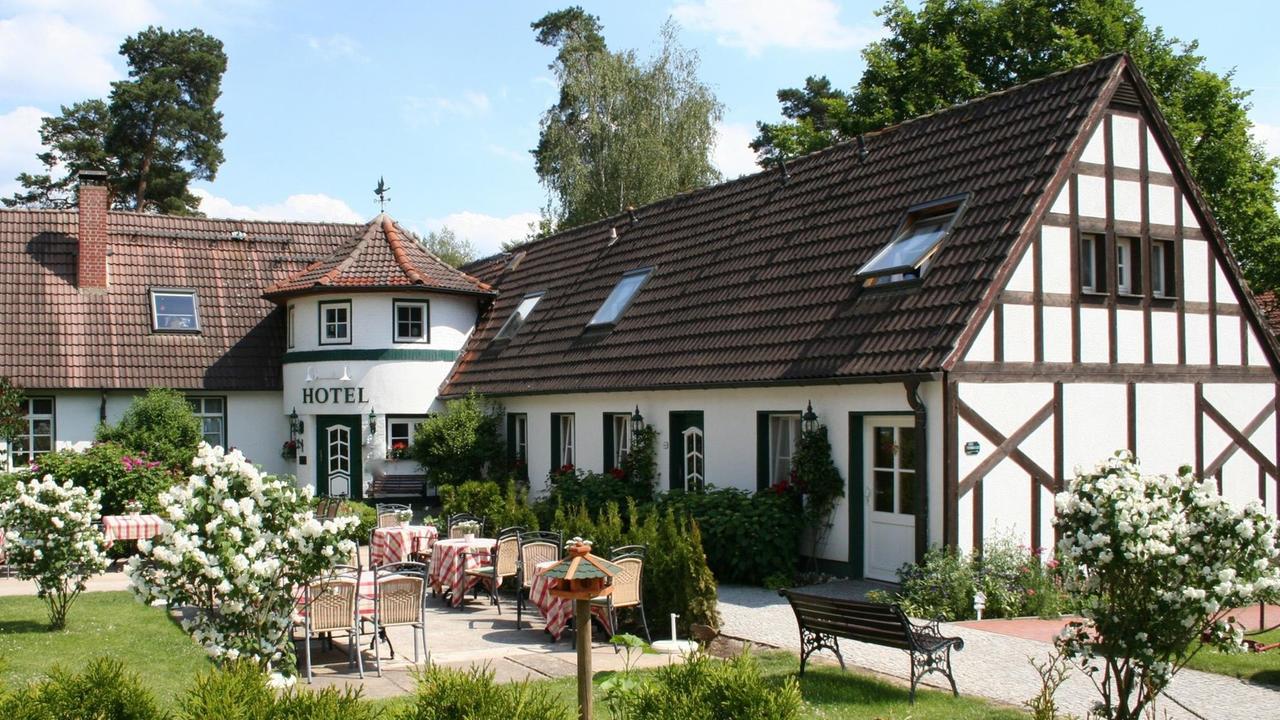Blick auf das Familienhotel Borchard vom Garten aus: vor dem restaurierten Fachwerkhaus stehen Tische und Stühle auf der Terrasse. Blick auf das Familienhotel Borchard vom Garten aus: vor dem restaurierten Fachwerkhaus stehen Tische und Stühle auf der Terrasse.