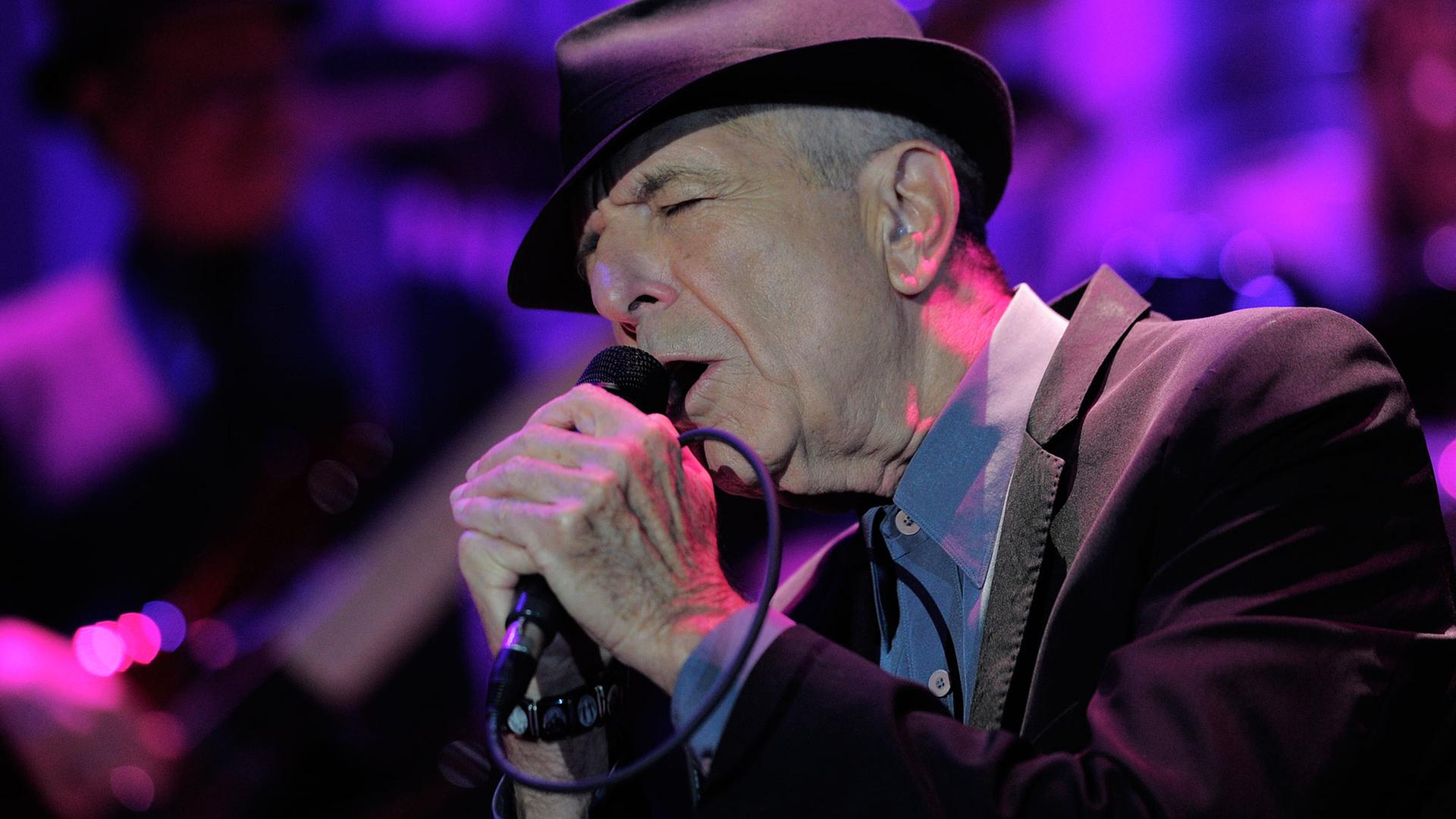 Der Sänger Leonard Cohen bei einem Konzert Der Sänger Leonard Cohen bei einem Konzert
