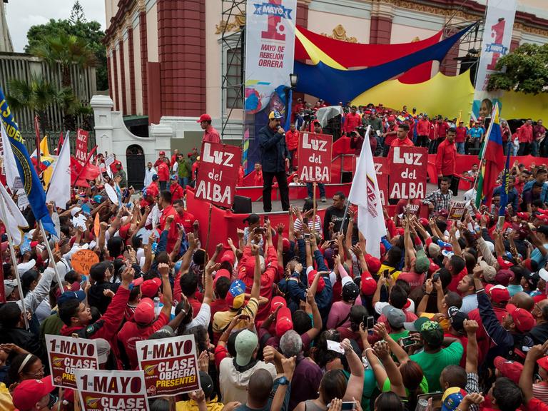 Venezuelas Präsident Nicolas Maduro spricht vor Anhängern in Caracas.