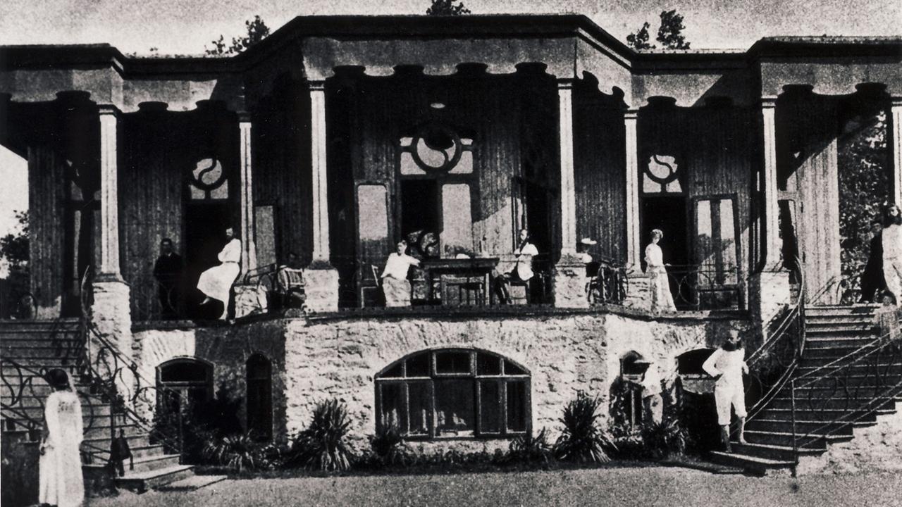 Historisches Foto vom einstigen zentralen Gebäude der Aussteiger-Kolonie auf dem Monte Verità am Lago Maggiore. Historisches Foto vom einstigen zentralen Gebäude der Aussteiger-Kolonie auf dem Monte Verità am Lago Maggiore.