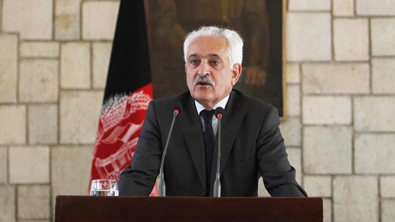 Rangin Spanta, ehemaliger Außenminister Afghanistans, bei einer Pressekonferenz in Kabul. Rangin Spanta, ehemaliger Außenminister Afghanistans, bei einer Pressekonferenz in Kabul.
