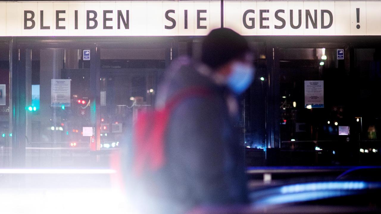 Ein Schriftzug „Bleiben Sie gesund!“ steht am Theater am Aegi. Die Menschen in Deutschland müssen sich auf eine Verlängerung der Corona-Maßnahmen und dem Lockdown bis Ende Januar einstellen. Ein Schriftzug „Bleiben Sie gesund!“ steht am Theater am Aegi. Die Menschen in Deutschland müssen sich auf eine Verlängerung der Corona-Maßnahmen und dem Lockdown bis Ende Januar einstellen.