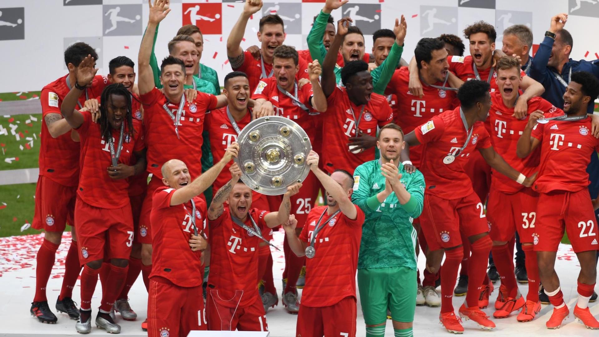 Spieler von München jubeln mit der Meisterschale bei der Siegerehrung für die Meisterschaft. Spieler von München jubeln mit der Meisterschale bei der Siegerehrung für die Meisterschaft.