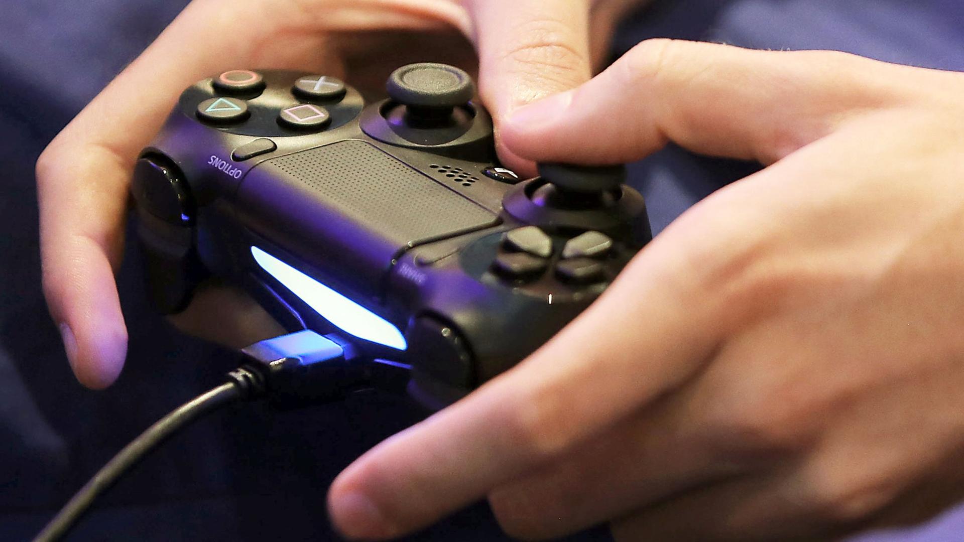 Ein Computerspieler auf der "Gamescom" in Köln. Ein Computerspieler auf der "Gamescom" in Köln.
