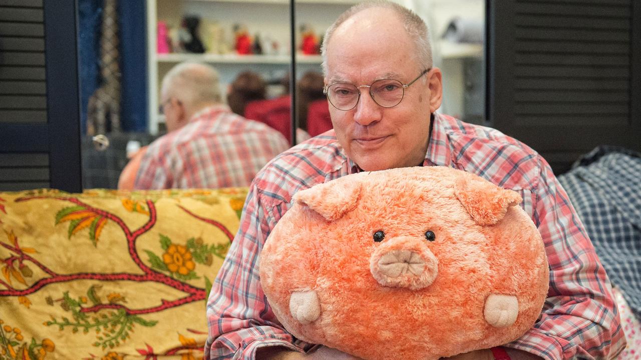 Filmregisseur Rosa von Praunheim nebst einem Hausschwein in seiner Berliner Wohnung. Filmregisseur Rosa von Praunheim nebst einem Hausschwein in seiner Berliner Wohnung.