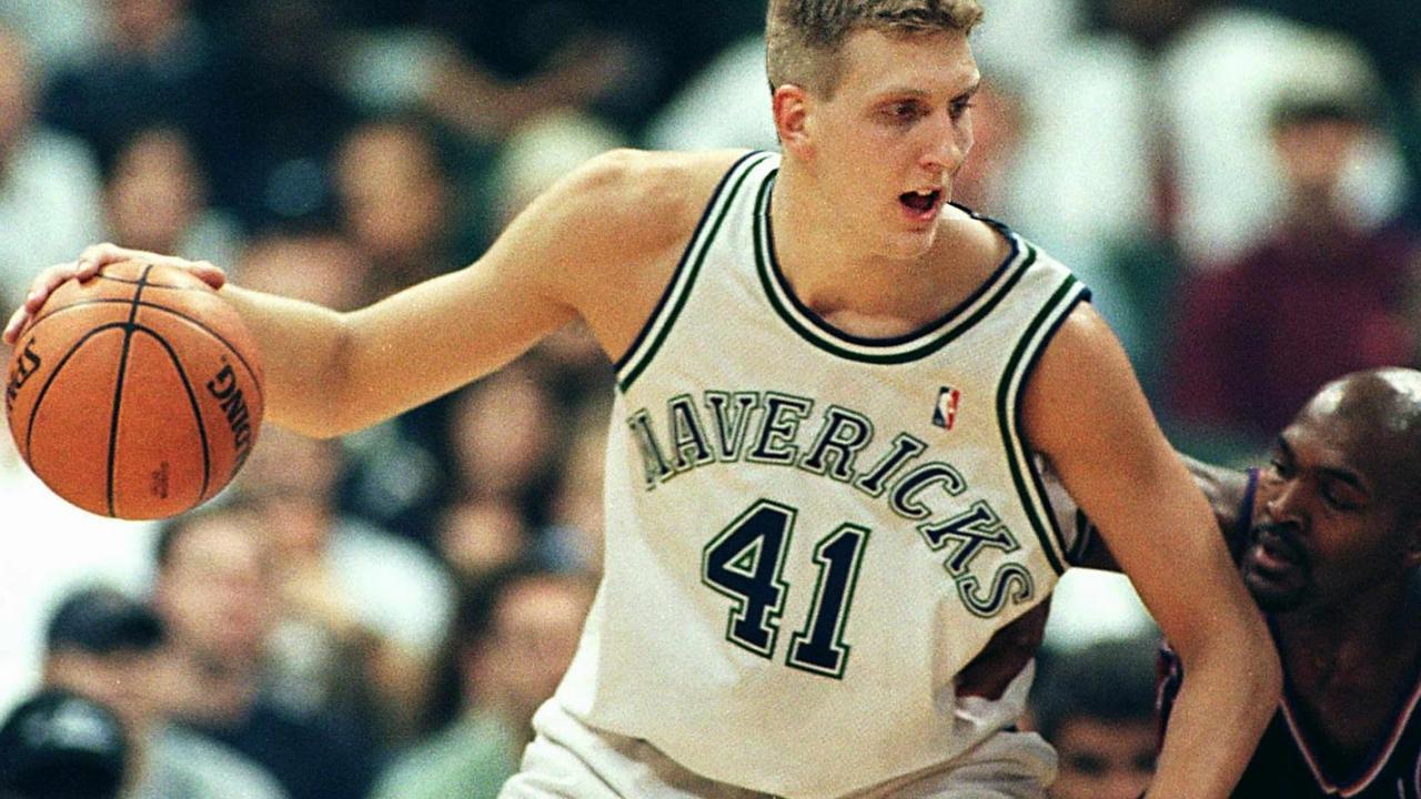 Der junge Dirk Nowitzki bei einem seiner ersten Spiele in der nordamerikanischen Profiliga NBA. Der junge Dirk Nowitzki bei einem seiner ersten Spiele in der nordamerikanischen Profiliga NBA.