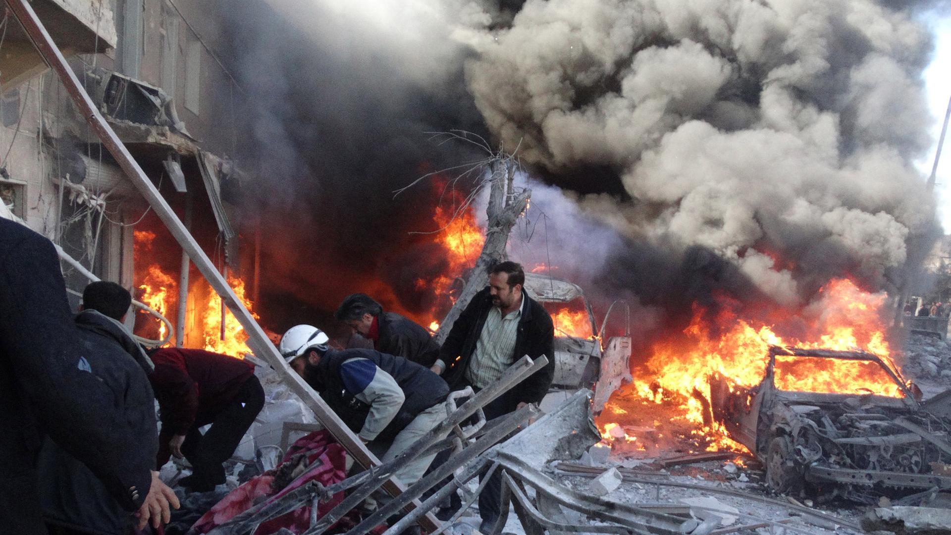 Nach dem Angriff: Suche nach Opfern in Aleppo am 01.02.2014 Nach dem Angriff: Suche nach Opfern in Aleppo am 01.02.2014