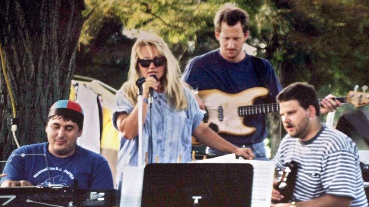 Musik im Grünen: Die Sängerin Eva Cassidy (M) probt mit ihrer Band im Grünen. Musik im Grünen: Die Sängerin Eva Cassidy (M) probt mit ihrer Band im Grünen.