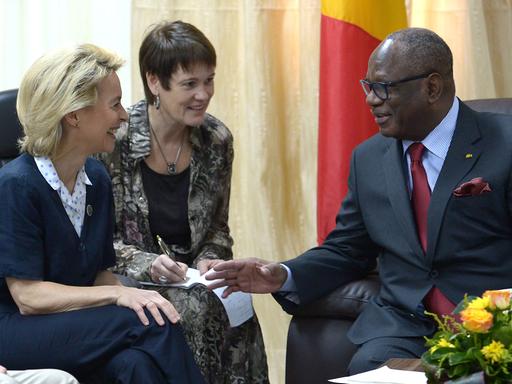 Bundesverteidigungsministerin Ursula von der Leyen (CDU, l) und der malische Staatspräsient Ibrahim Boubacar Keita unterhalten sich am 06.02.2014 im Präsidentenpalast in Bamako in Mali.