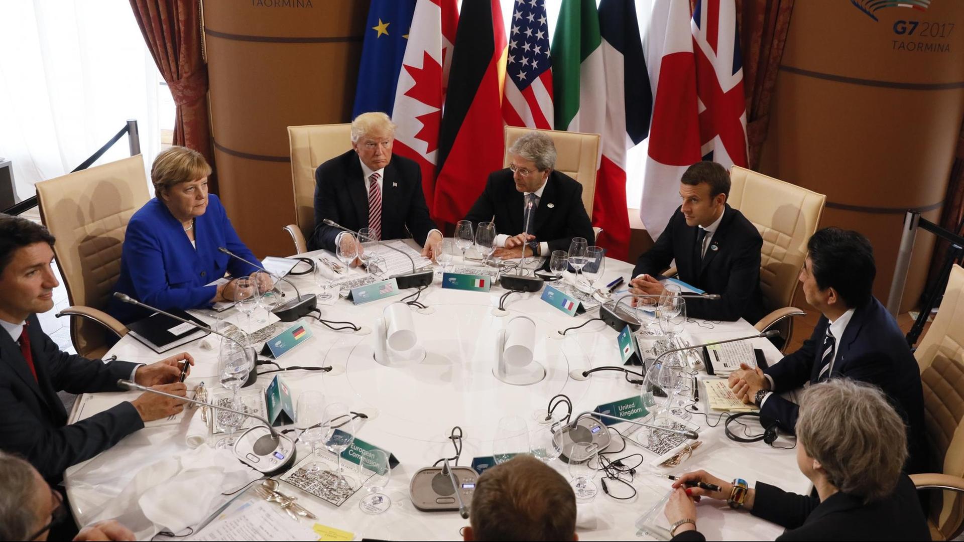 Die Staats- und der Regierungschefs der sieben führenden Industrienationen sowie EU-Ratspräsident Donald Tusk und EU-Kommissionspräsident Jean-Claude Juncker während des Gipfeltreffens in Taormina.