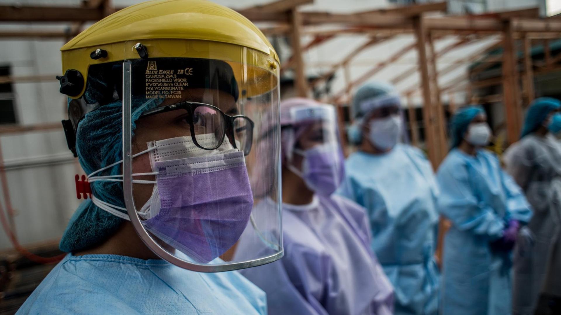Gesundheitspersonal in einem Krankenhaus in Manila auf den Philippinen Gesundheitspersonal in einem Krankenhaus in Manila auf den Philippinen