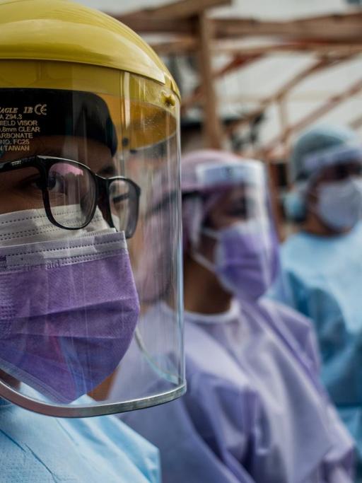Gesundheitspersonal in einem Krankenhaus in Manila auf den Philippinen