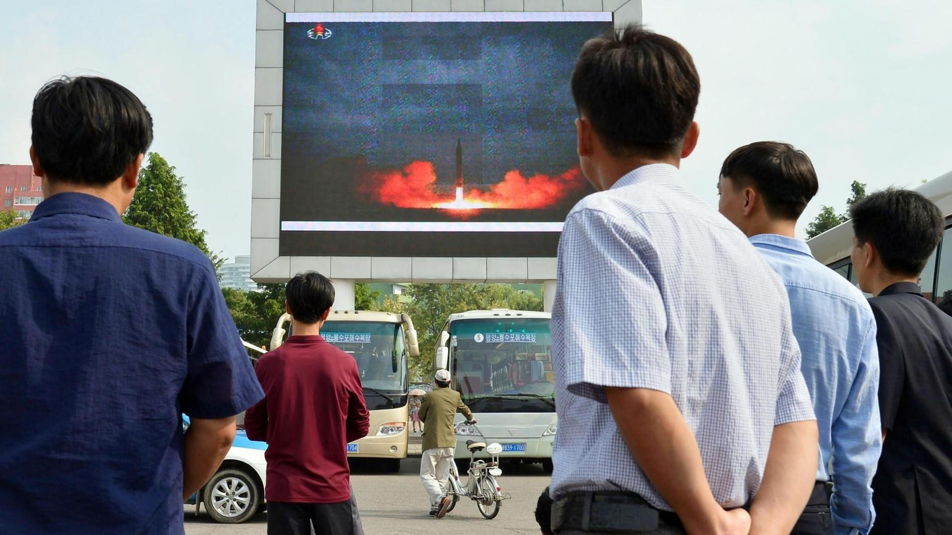 Nordkoreaner sehen auf einem riesigen Bildschirm in der Hauptstadt Pjöngjang die Nachrichten über den jüngsten Atomwaffentest ihres Landes Nordkoreaner sehen auf einem riesigen Bildschirm in der Hauptstadt Pjöngjang die Nachrichten über den jüngsten Atomwaffentest ihres Landes