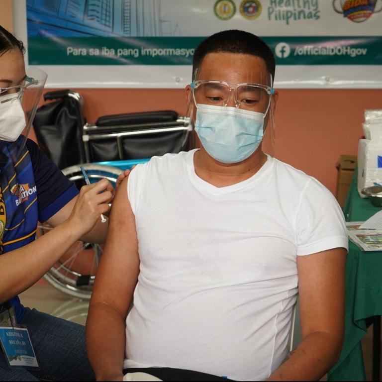 Ein Bürger erhält in Manila auf den Philippinen eine Covid-19-Impfung.
