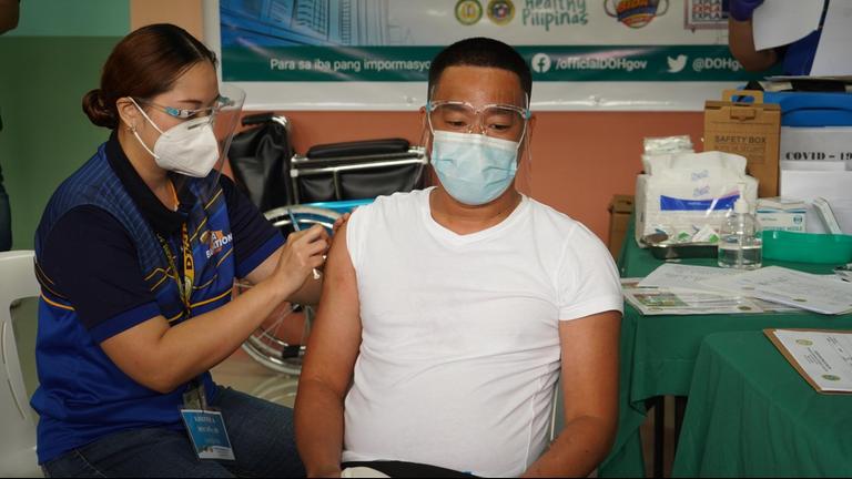 Ein Bürger erhält in Manila auf den Philippinen eine Covid-19-Impfung.