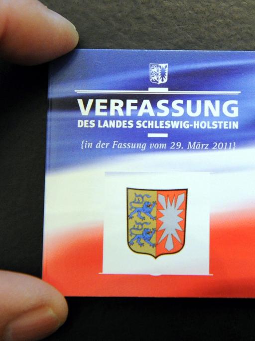 Eine Mini-Ausgabe der Verfassung von Schleswig-Holstein