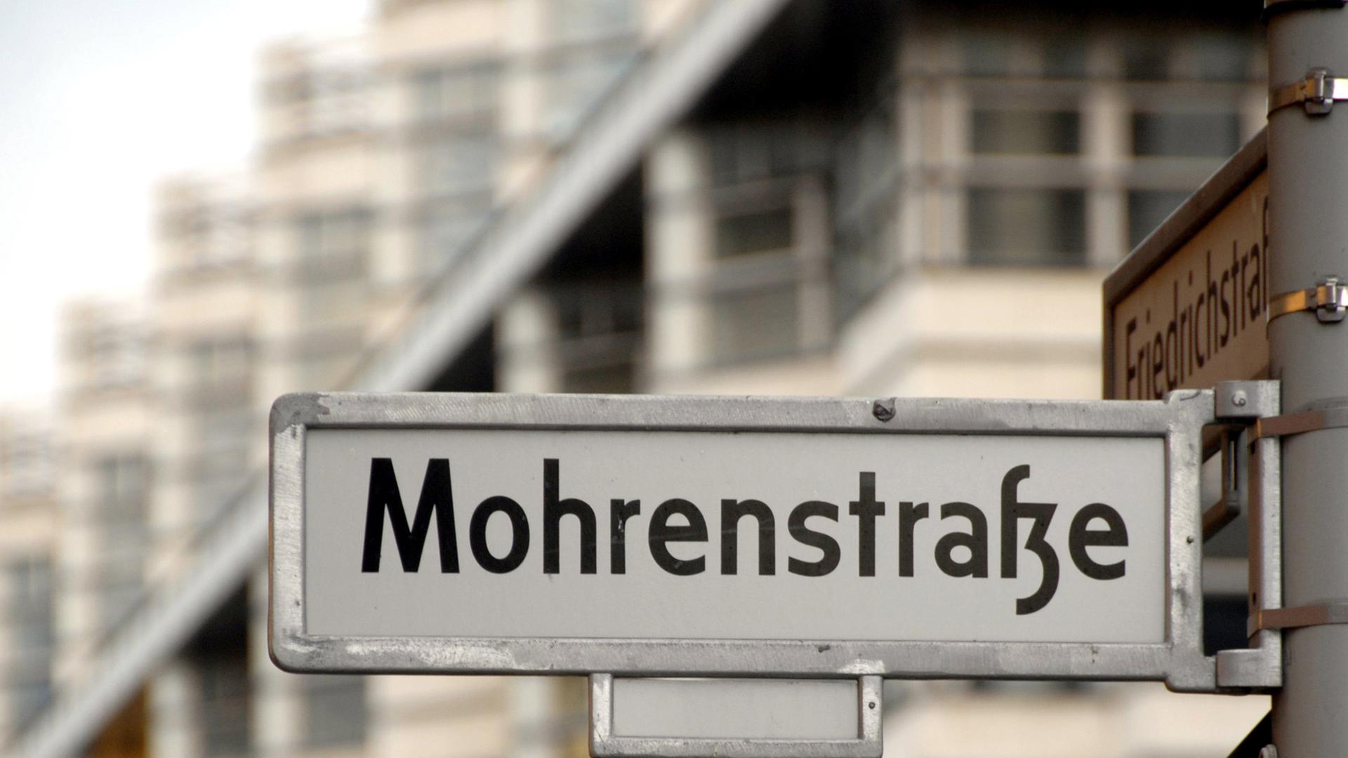 Das Schild der Mohrenstraße in Berlin-Mitte: Hier ist unter anderem das Bundesjustizministerium ansässig. Die Straße erhielt um 1700 ihren Namen nach den hier einquartierten "Mohren", die Friedrich Wilhelm I., König in Preußen aus den Niederlanden als Geschenk bekommen hatte und zu Militärmusikern ausbilden ließ.
