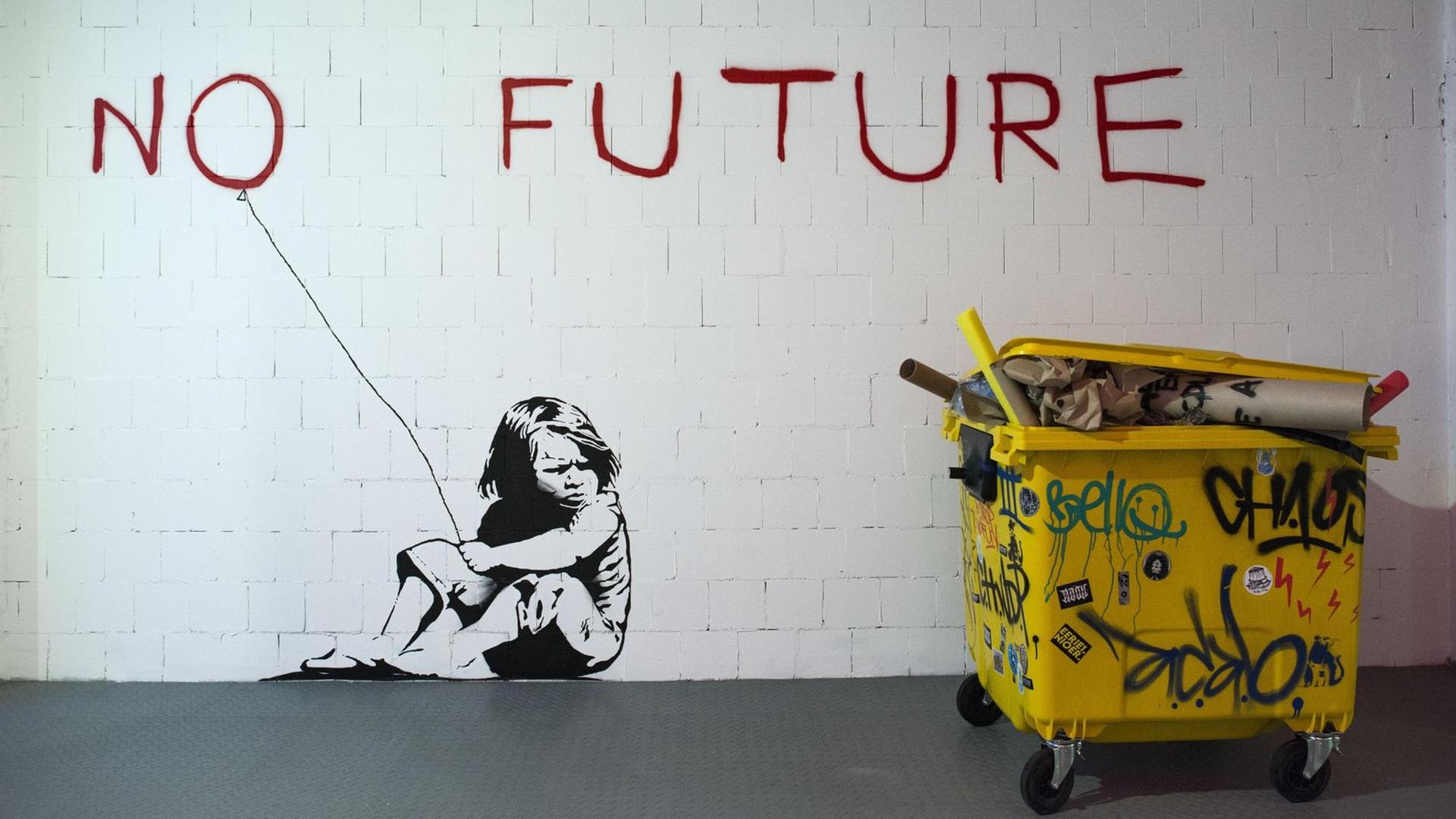 Das Graffiti "No Future" von Banksy zeigt ein Mädchen mit einem Ballon in der Hand, der der "O" in den Worten "No Future" bildet. Das Graffiti "No Future" von Banksy zeigt ein Mädchen mit einem Ballon in der Hand, der der "O" in den Worten "No Future" bildet.