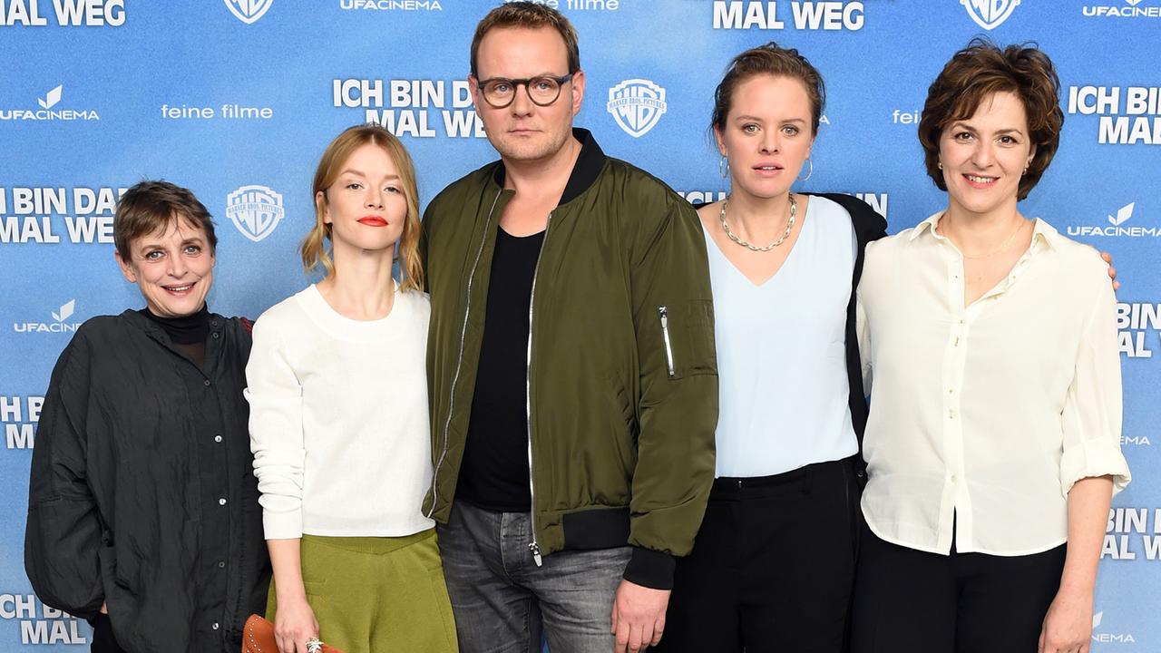 Die Schauspieler Katharina Thalbach (l-r), Karoline Schuch, Devid Striesow, die Regisseurin Julia von Heinz und Schauspielerin Martina Gedeck bei einem Pressetermin zur Vorstellung des Films "Ich bin dann mal weg". Die Schauspieler Katharina Thalbach (l-r), Karoline Schuch, Devid Striesow, die Regisseurin Julia von Heinz und Schauspielerin Martina Gedeck bei einem Pressetermin zur Vorstellung des Films "Ich bin dann mal weg".