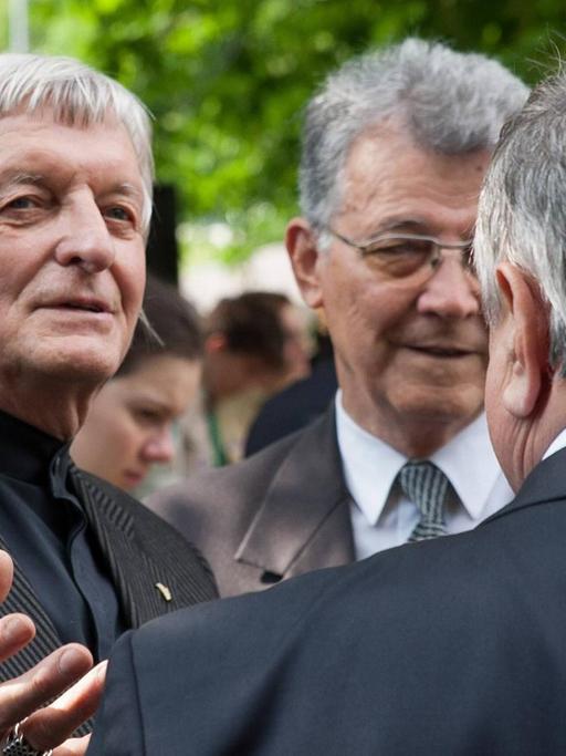 Der Präsident der Ungarischen Akademie der Künste (MMA), György Fekete im Gespräch mit zwei Männern