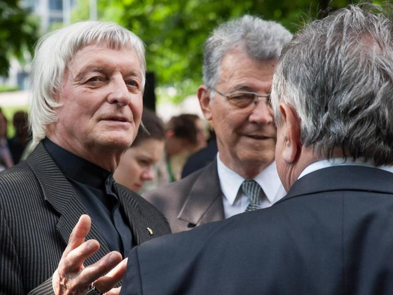Der Präsident der Ungarischen Akademie der Künste (MMA), György Fekete im Gespräch mit zwei Männern