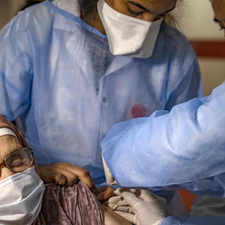 Eine ältere Marokkanerin erhält eine Impfung gegen Covid-19 in einem Impfzentrum in Sale in der Nähe von Rabat