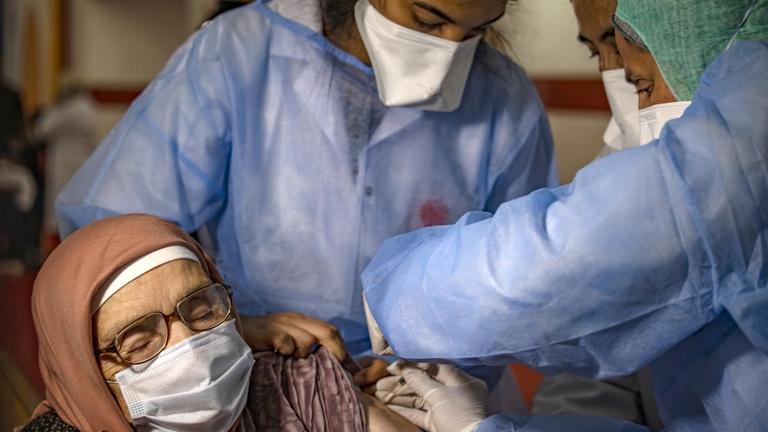 Eine ältere Marokkanerin erhält eine Impfung gegen Covid-19 in einem Impfzentrum in Sale in der Nähe von Rabat